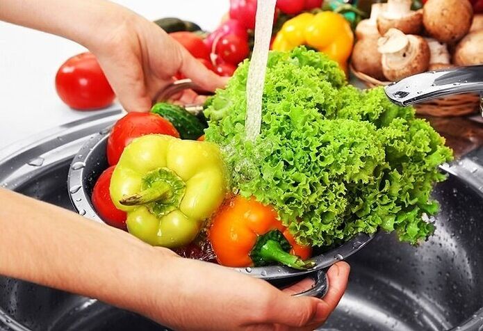 Mencuci sayur-sayuran dan herba untuk mengelakkan serangan parasit